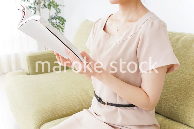部屋で読書をする女性