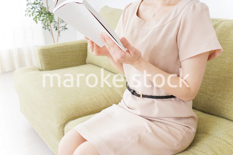 部屋で読書をする女性