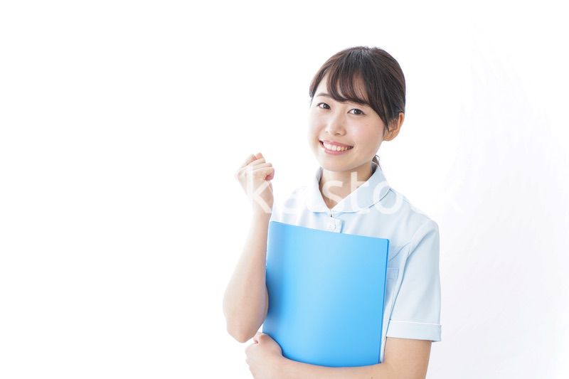 ガッツポーズをする看護師