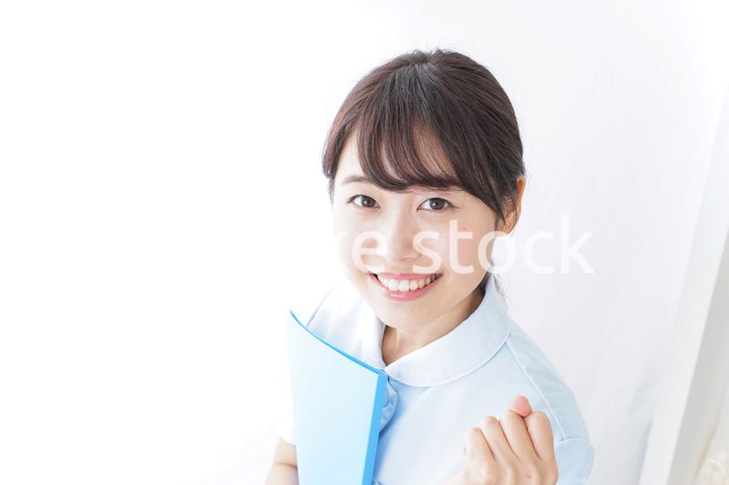 ガッツポーズをする看護師