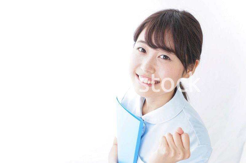 ガッツポーズをする看護師