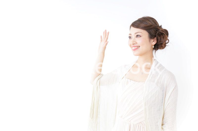 手を振るドレスの女性