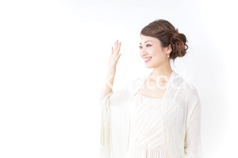 手を振るドレスの女性