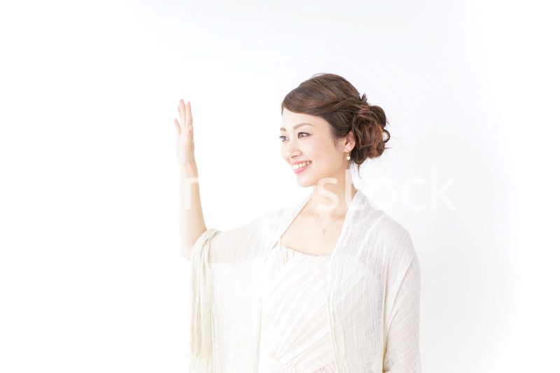 手を振るドレスの女性