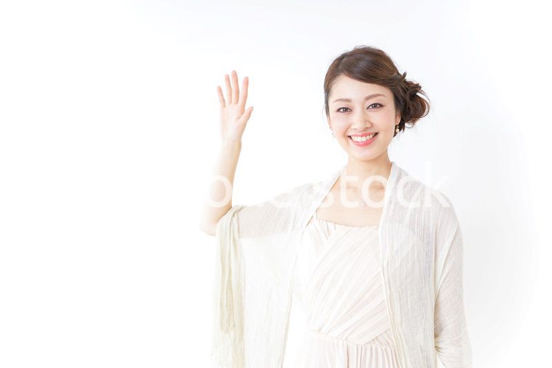 手を振るドレスの女性
