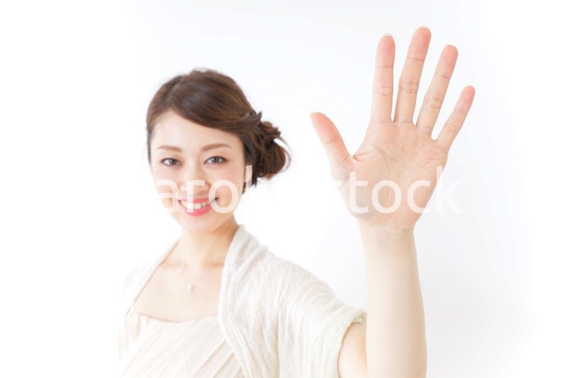 手を振るドレスの女性