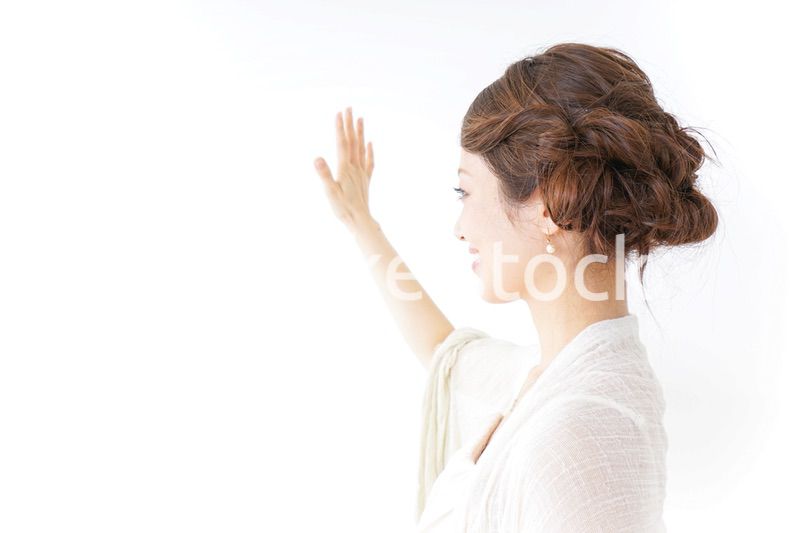 手を振るドレスの女性