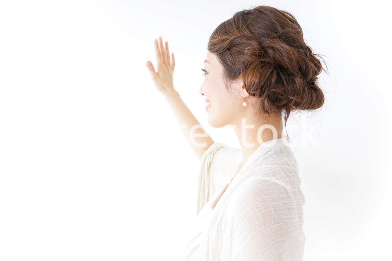 手を振るドレスの女性