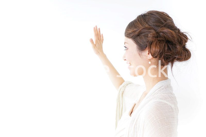 手を振るドレスの女性