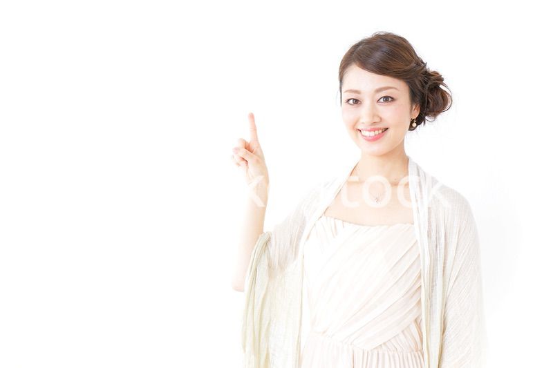 指をさすおしゃれ着の女性