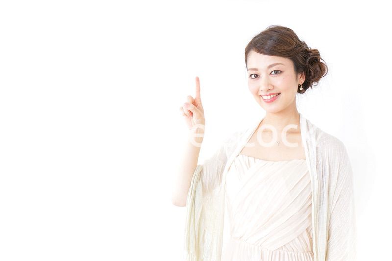 指をさすおしゃれ着の女性