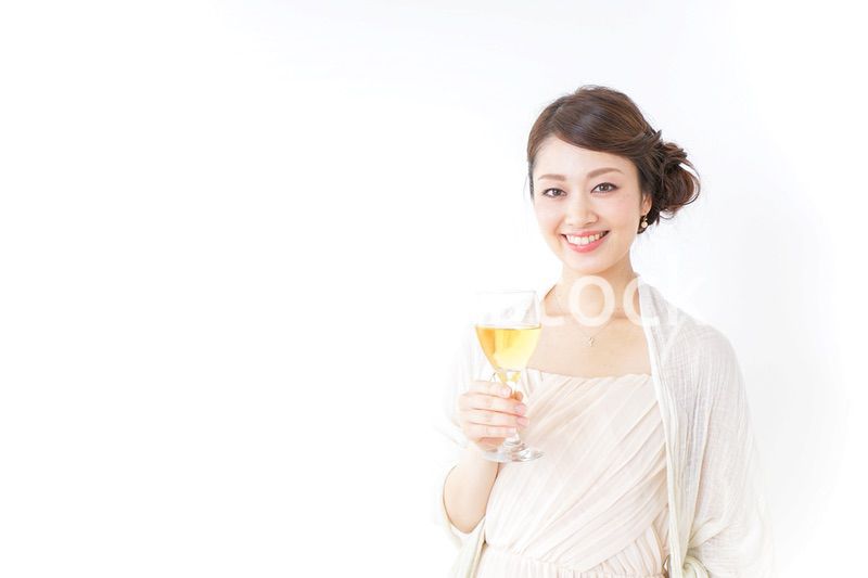 お酒を飲む女性