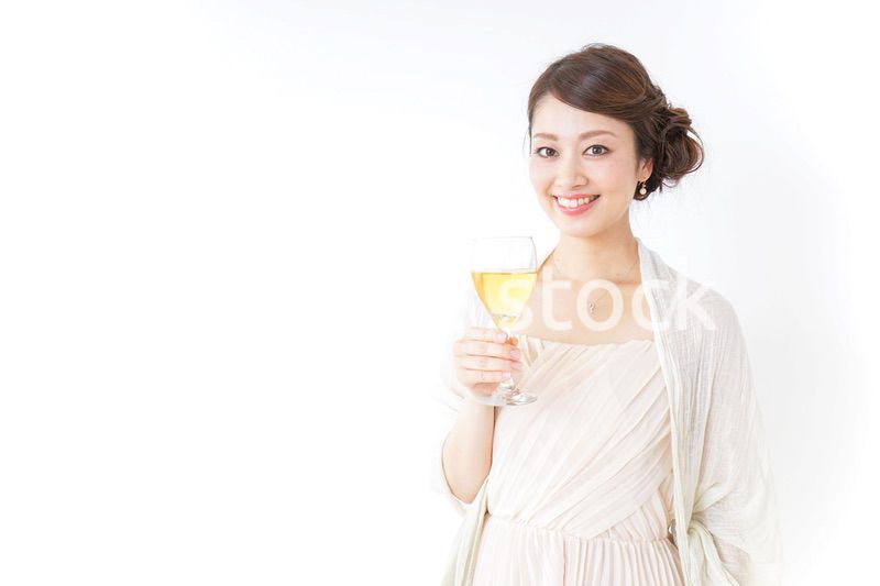 お酒を飲む女性