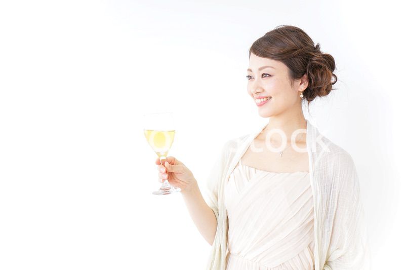 お酒を飲む女性