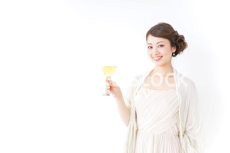 お酒を飲む女性