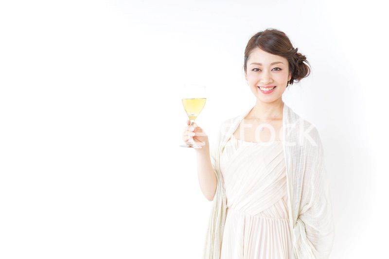 お酒を飲む女性