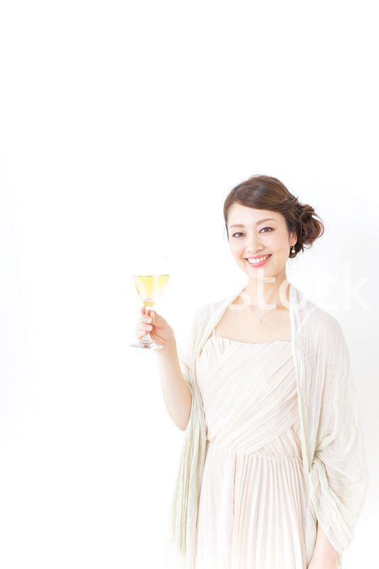 お酒を飲む女性