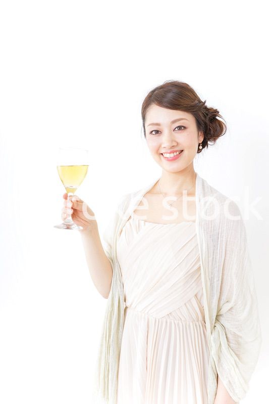 お酒を飲む女性
