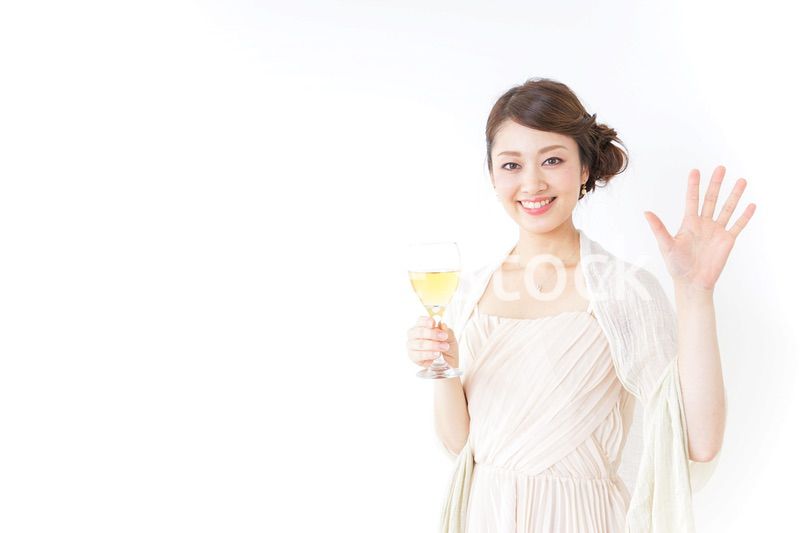 お酒を飲む女性