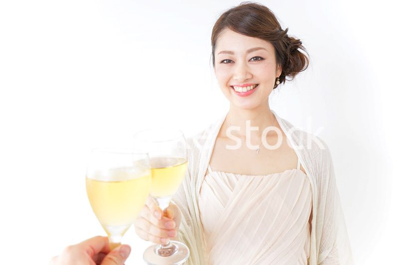 お酒を飲む女性