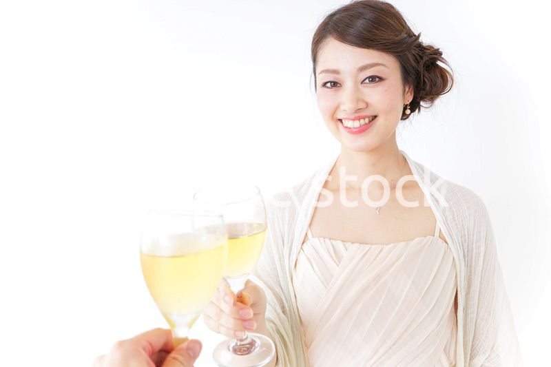 お酒を飲む女性
