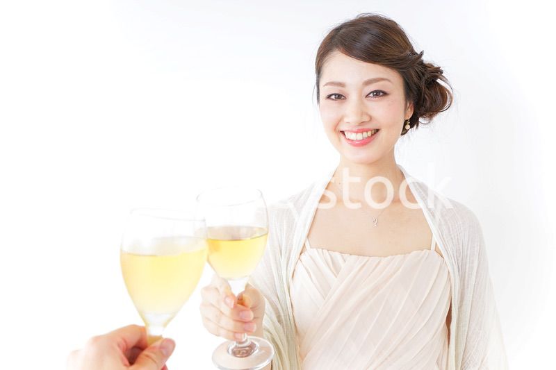 お酒を飲む女性