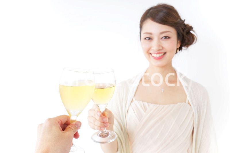 お酒を飲む女性