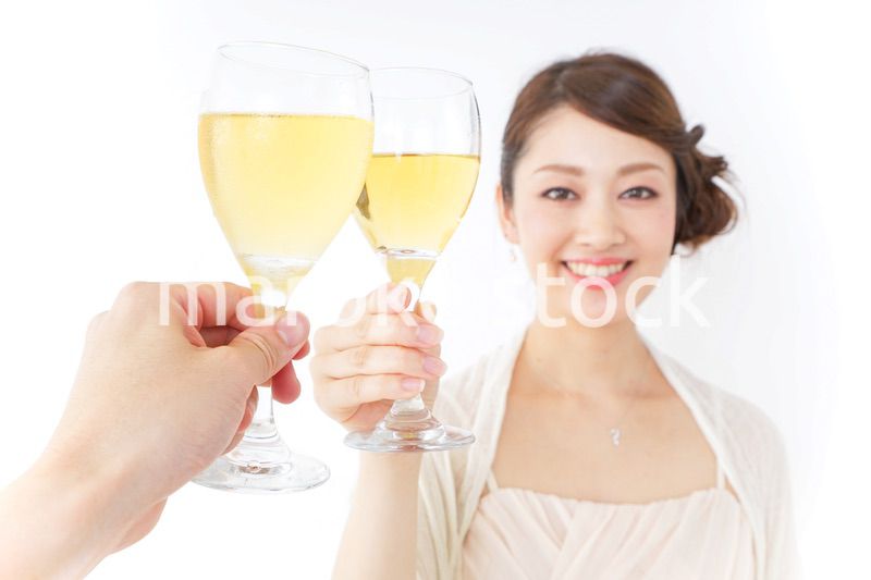 お酒を飲む女性