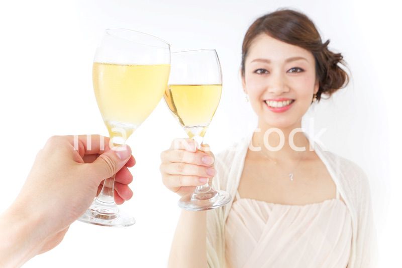 お酒を飲む女性