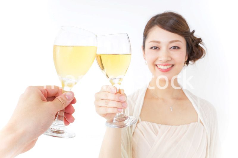 お酒を飲む女性