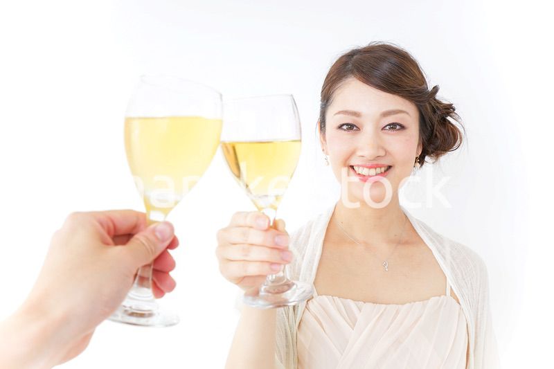 お酒を飲む女性