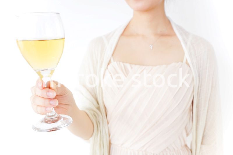 お酒を飲む女性
