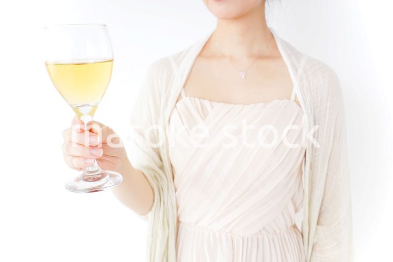 お酒を飲む女性