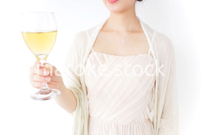 お酒を飲む女性
