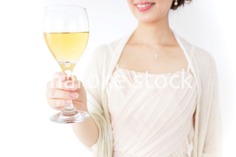 お酒を飲む女性
