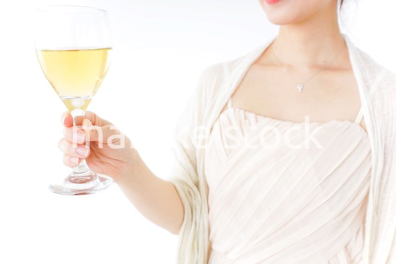 お酒を飲む女性