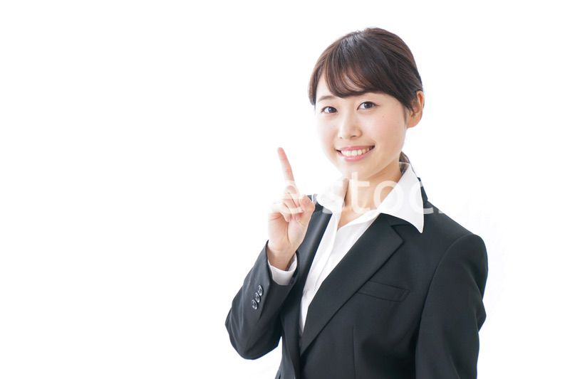 指をさすビジネスウーマン