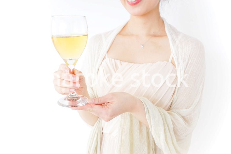 お酒を飲む女性