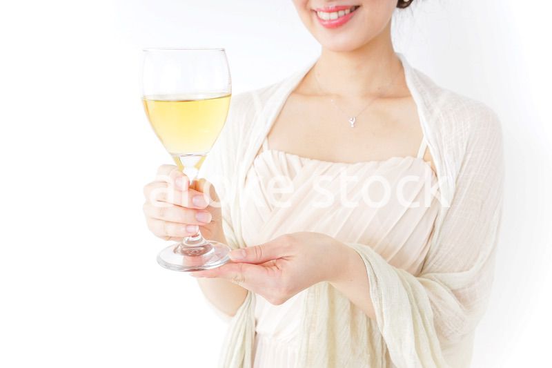 お酒を飲む女性