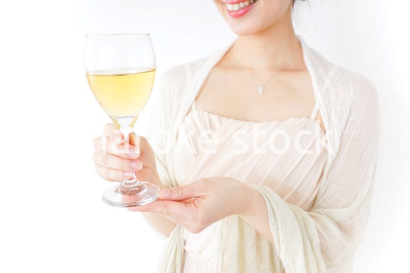 お酒を飲む女性