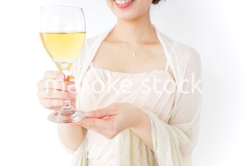 お酒を飲む女性