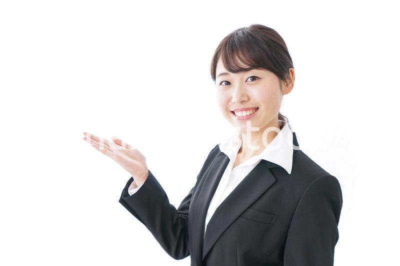 指をさすビジネスウーマン