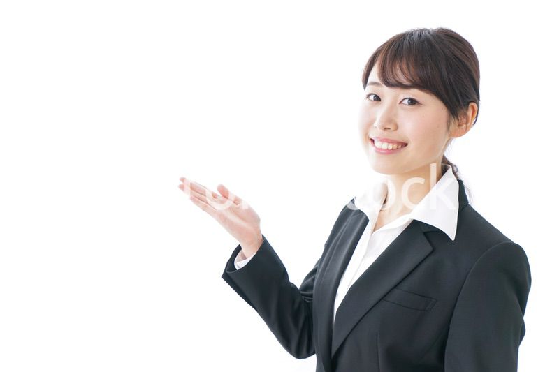 指をさすビジネスウーマン