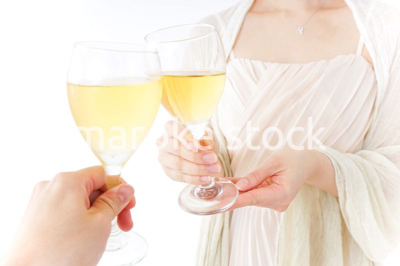 お酒を飲む女性