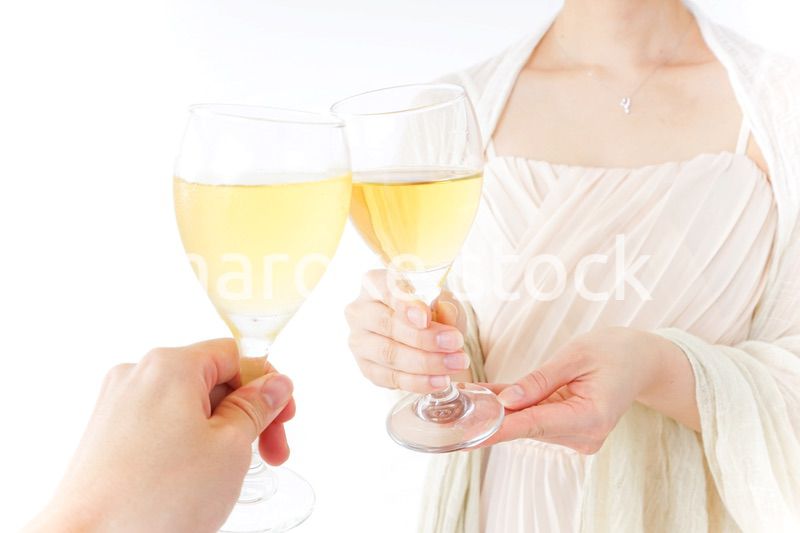 お酒を飲む女性