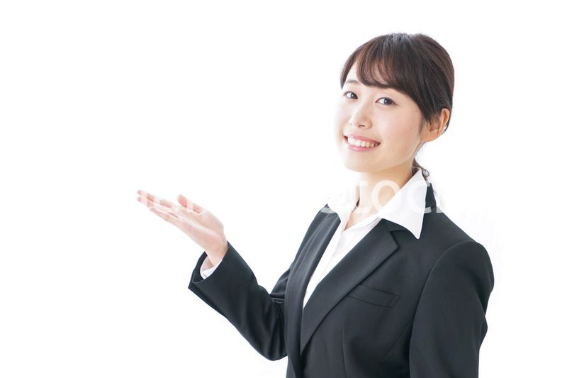指をさすビジネスウーマン