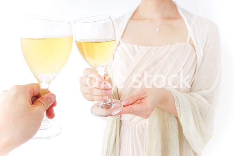 お酒を飲む女性