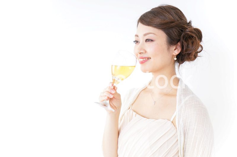 お酒を飲む女性