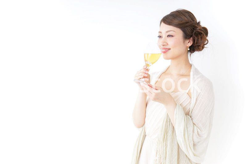お酒を飲む女性
