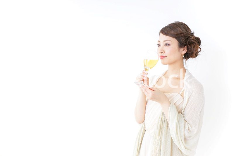 お酒を飲む女性
